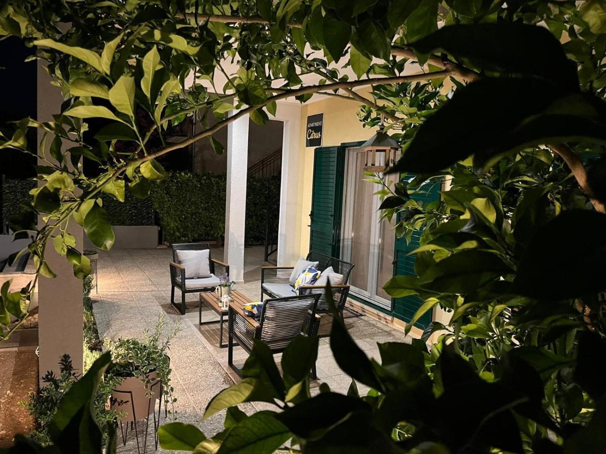 Vacation house CITRUS - quiet place, free parking - garage Kaštela Extérieur photo