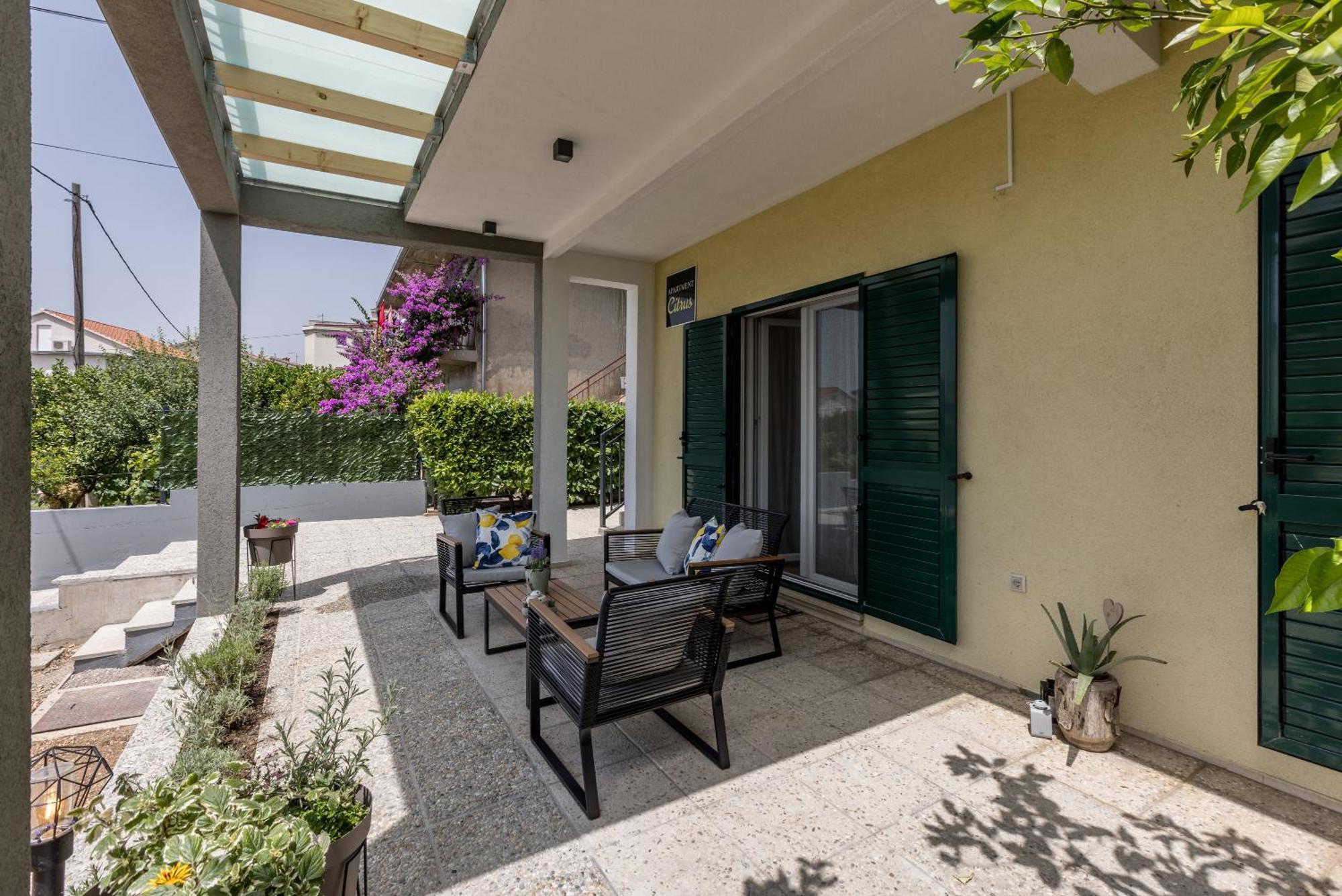 Vacation house CITRUS - quiet place, free parking - garage Kaštela Extérieur photo
